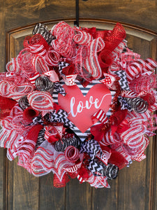 Wreath Mesh Valentine Love Stripe