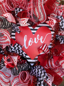 Wreath Mesh Valentine Love Stripe