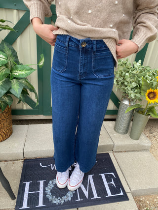 High waisted blue jeans with deep pockets