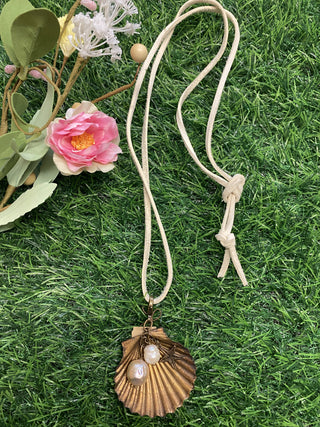 Necklace with a shell and pearl pendant 