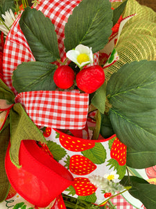 Wreath Mesh Floral Strawberry and Bow