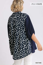 Load image into Gallery viewer, Linen Bld Navy Animal Tunic XL