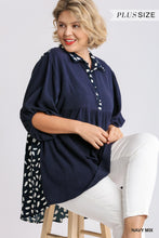 Load image into Gallery viewer, Linen Bld Navy Animal Tunic 1X